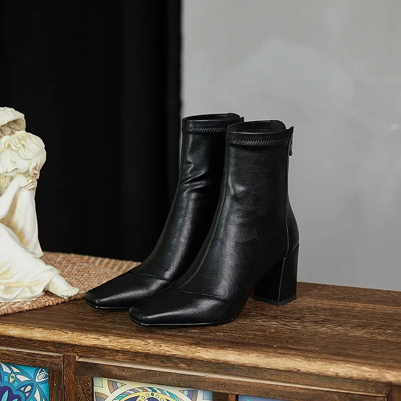 Ankle Boots mit quadratischer Zehenpartie und Blockabsatz
