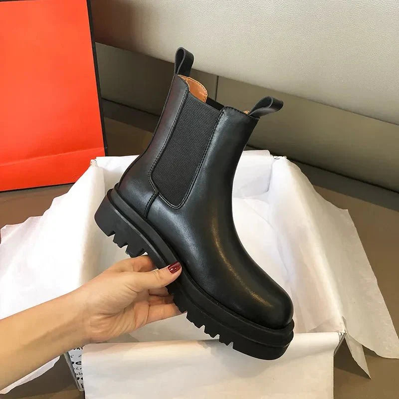Damen Slip-On Knöchelstiefel in Schwarz – Minimalistisch & Bequem