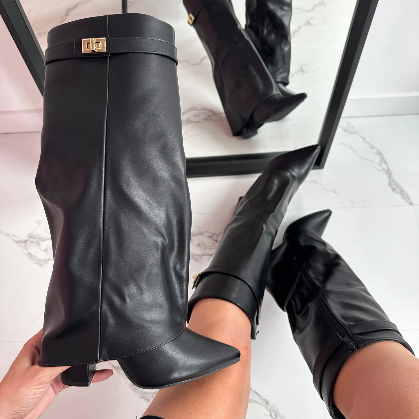 Schwarze Stiefel mit Riegel (hoch)