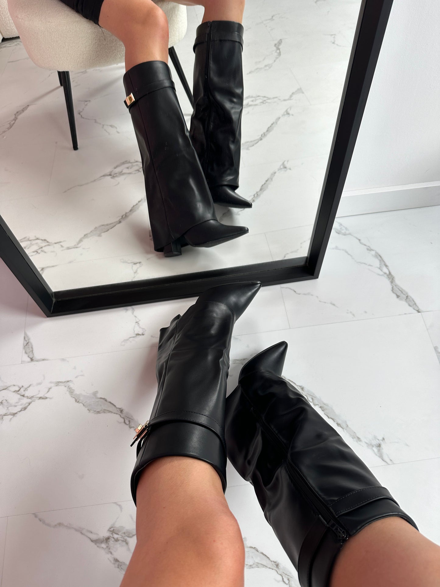 Schwarze Stiefel mit Riegel (hoch)