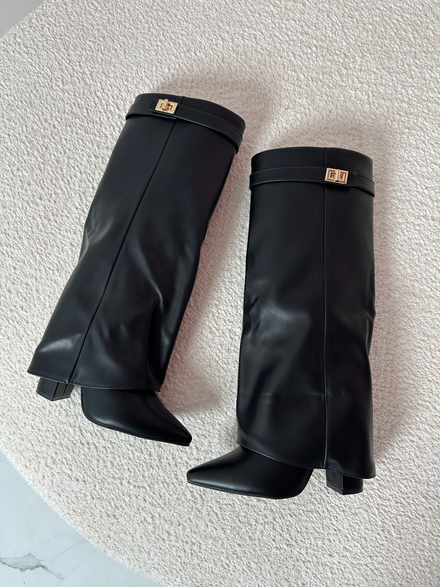 Schwarze Stiefel mit Riegel (hoch)