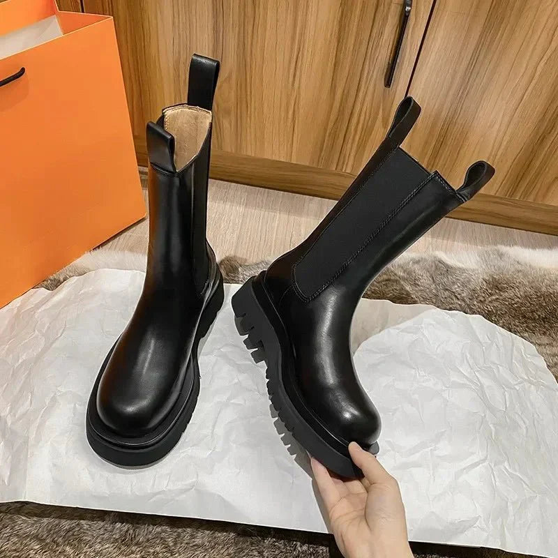 Damen Slip-On Knöchelstiefel in Schwarz – Minimalistisch & Bequem