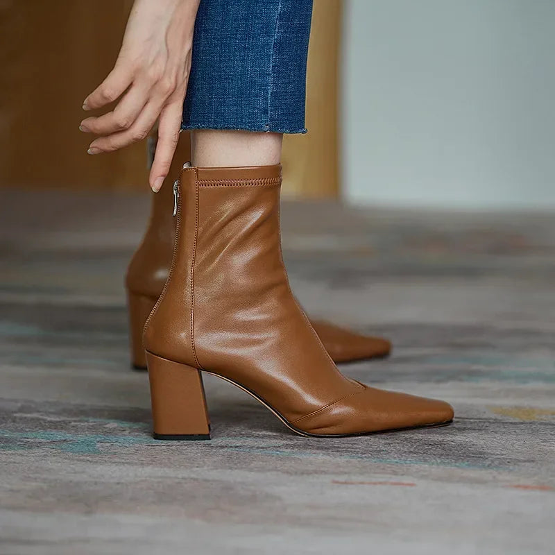 Ankle Boots mit quadratischer Zehenpartie und Blockabsatz