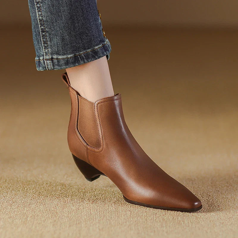 Ankle Boots mit spitzer Zehenpartie und elastischen Seiteneinsätzen