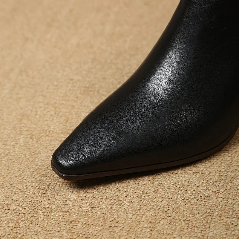 Ankle Boots mit spitzer Zehenpartie und elastischen Seiteneinsätzen