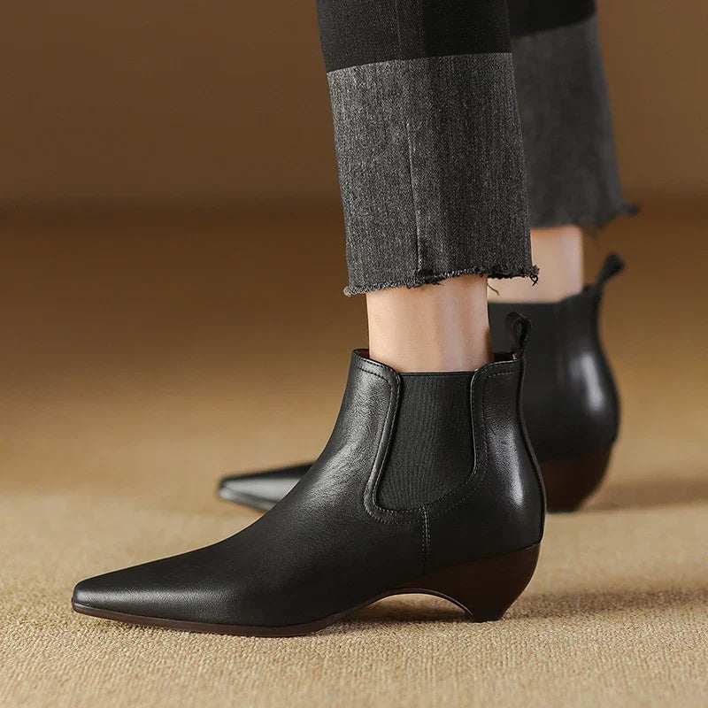 Ankle Boots mit spitzer Zehenpartie und elastischen Seiteneinsätzen