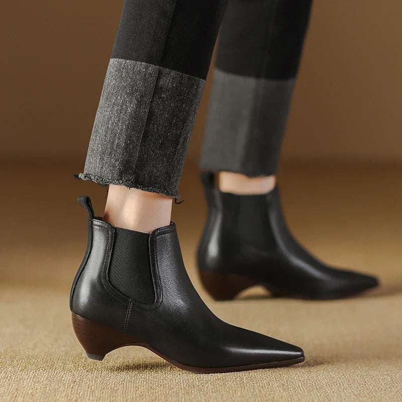 Ankle Boots mit spitzer Zehenpartie und elastischen Seiteneinsätzen