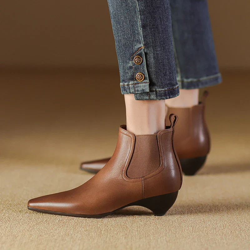 Ankle Boots mit spitzer Zehenpartie und elastischen Seiteneinsätzen