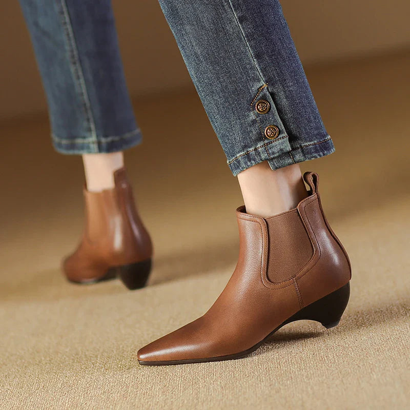 Ankle Boots mit spitzer Zehenpartie und elastischen Seiteneinsätzen