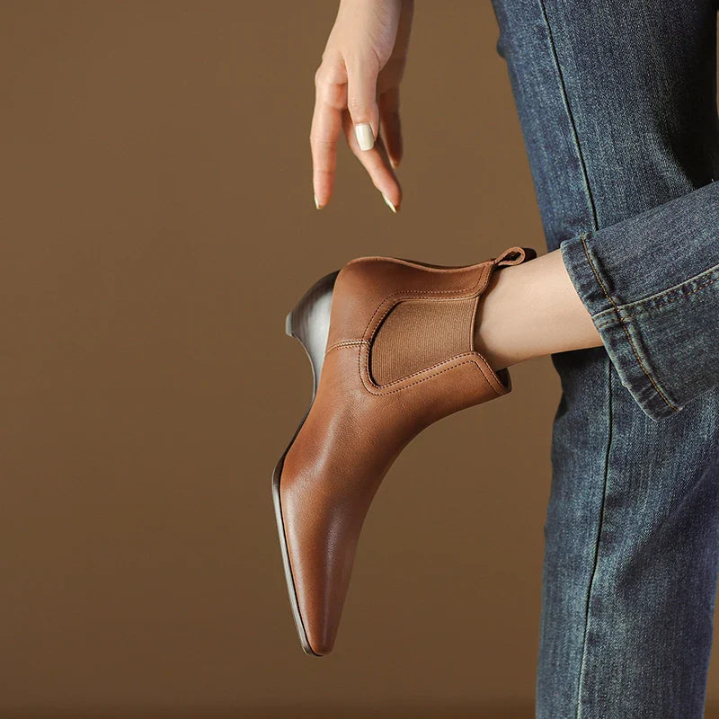 Ankle Boots mit spitzer Zehenpartie und elastischen Seiteneinsätzen