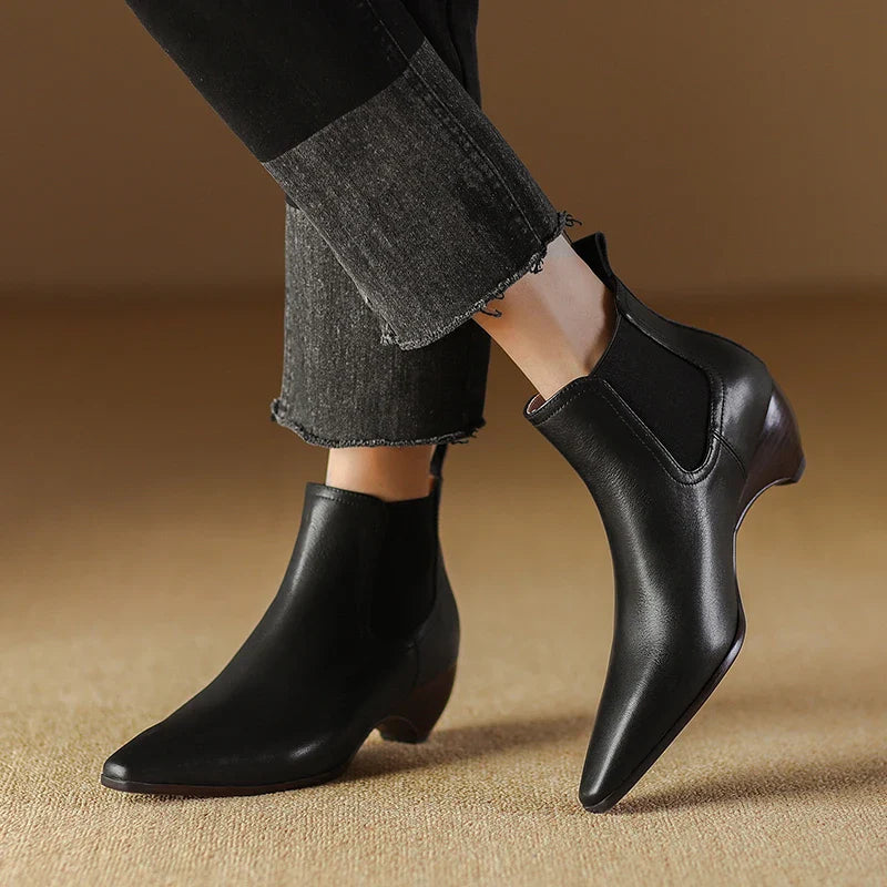 Ankle Boots mit spitzer Zehenpartie und elastischen Seiteneinsätzen