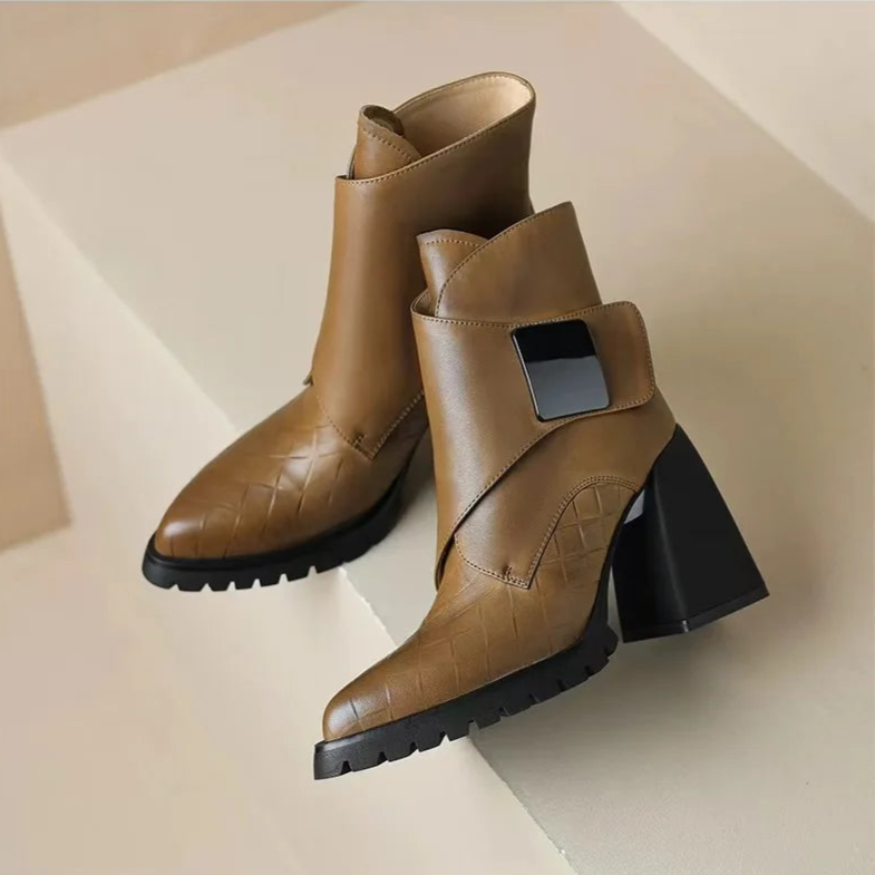 Damen Stiefeletten – Blockabsatz | Spitz zulaufend | Riemendetail | Elegant & Vielseitig