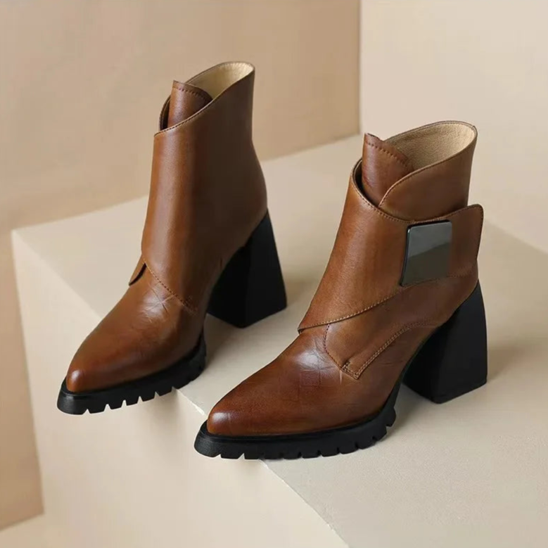 Damen Stiefeletten – Blockabsatz | Spitz zulaufend | Riemendetail | Elegant & Vielseitig