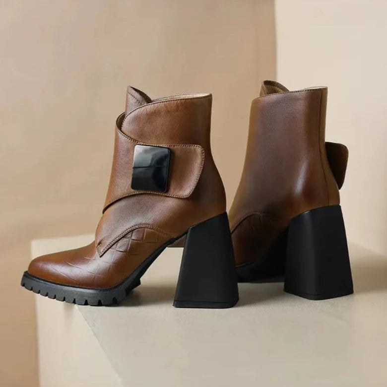 Damen Stiefeletten – Blockabsatz | Spitz zulaufend | Riemendetail | Elegant & Vielseitig