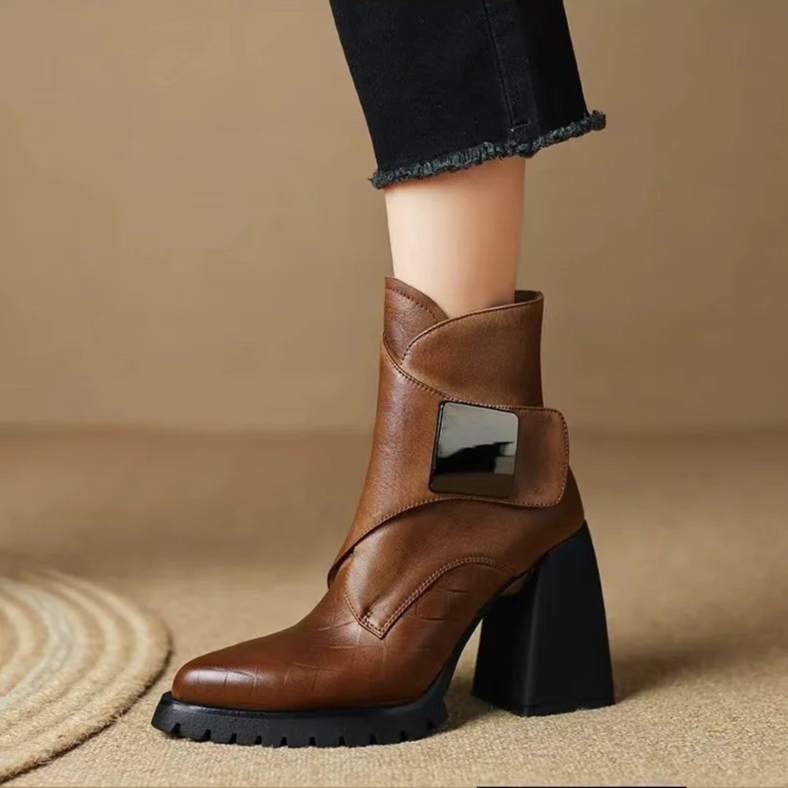 Damen Stiefeletten – Blockabsatz | Spitz zulaufend | Riemendetail | Elegant & Vielseitig