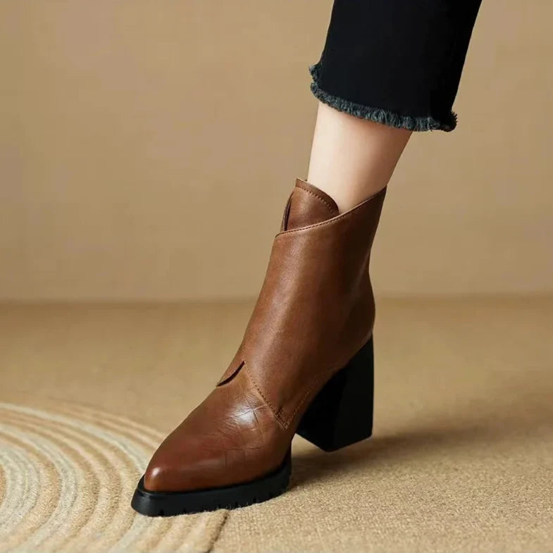 Damen Stiefeletten – Blockabsatz | Spitz zulaufend | Riemendetail | Elegant & Vielseitig