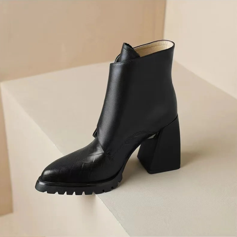 Damen Stiefeletten – Blockabsatz | Spitz zulaufend | Riemendetail | Elegant & Vielseitig